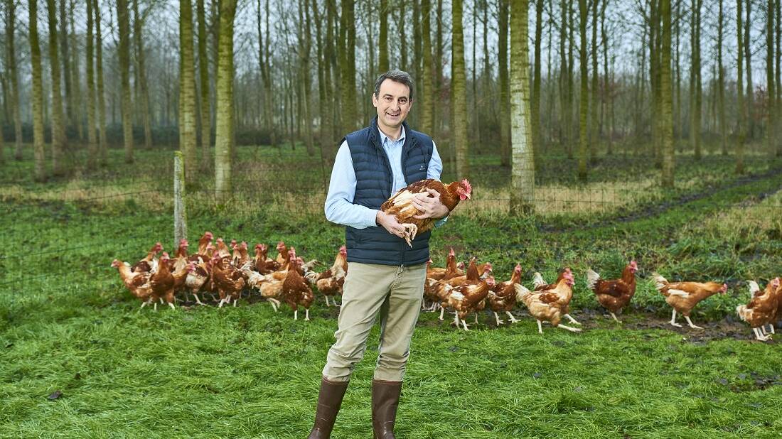 Boris Ducansel avec son élevage de volailles
